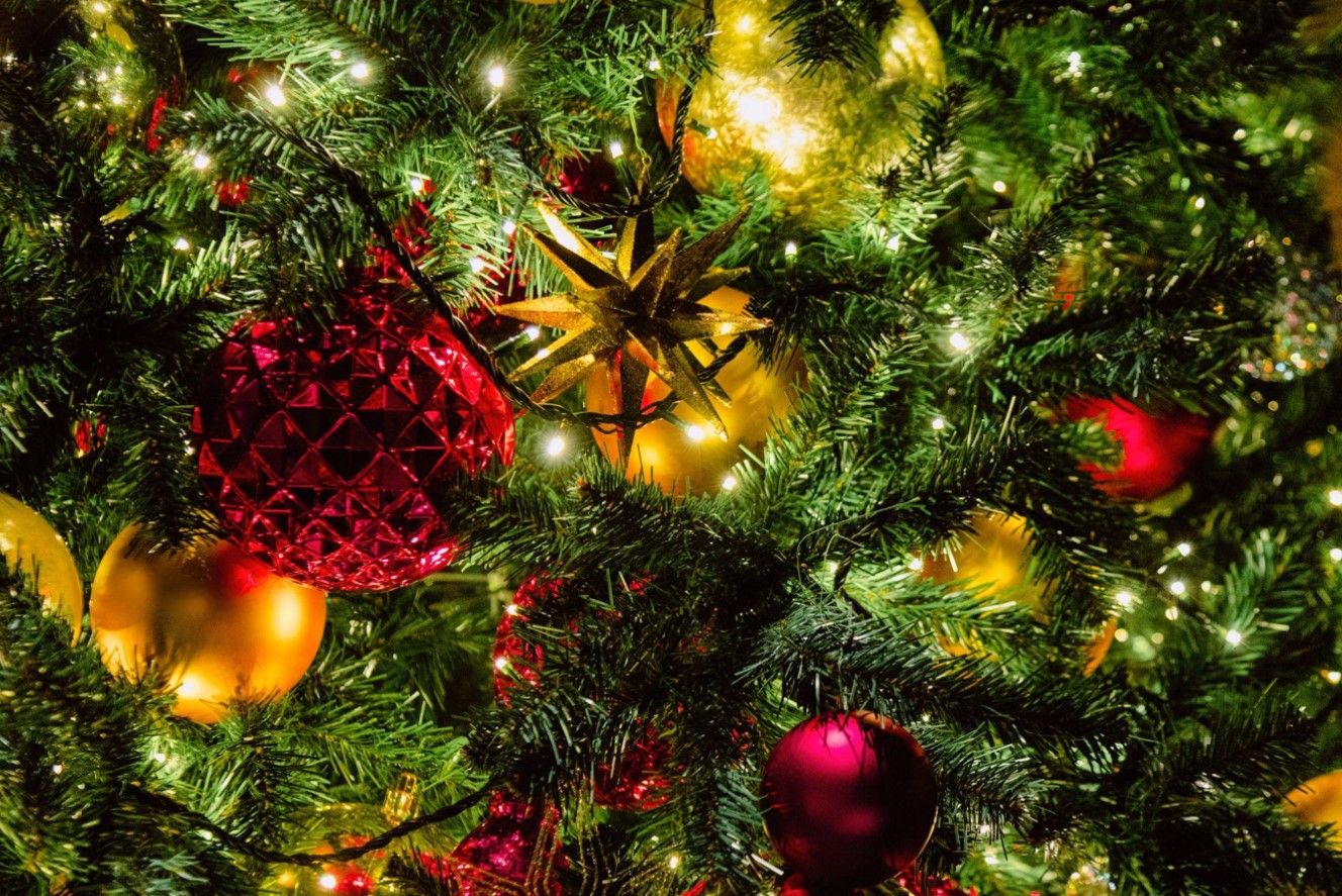 Choose the Perfect Artificial Christmas Tree This Holiday